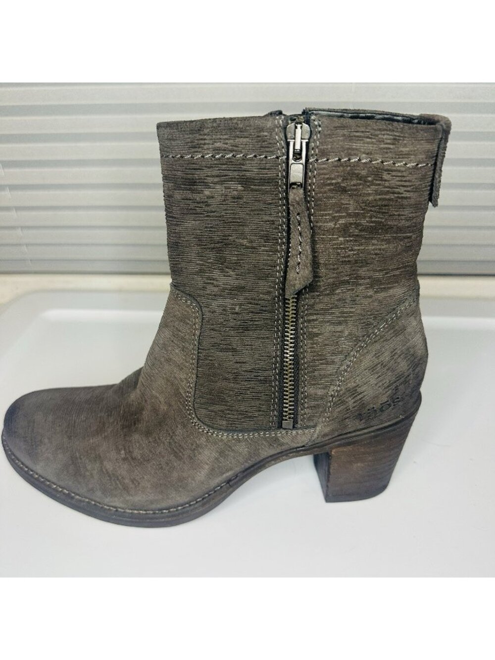 Taos Shaka 2 Suede Leather Ankle Booties Boots Taupe Gray Womens US 8-8.5 Zip